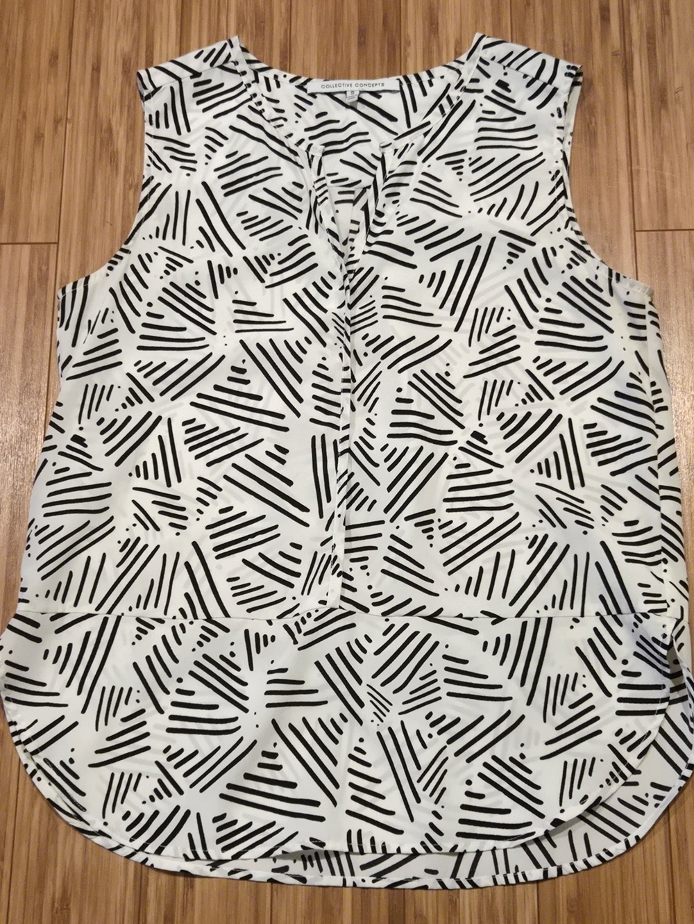 Collective Concepts Black & White Geometric Sleeveless Top